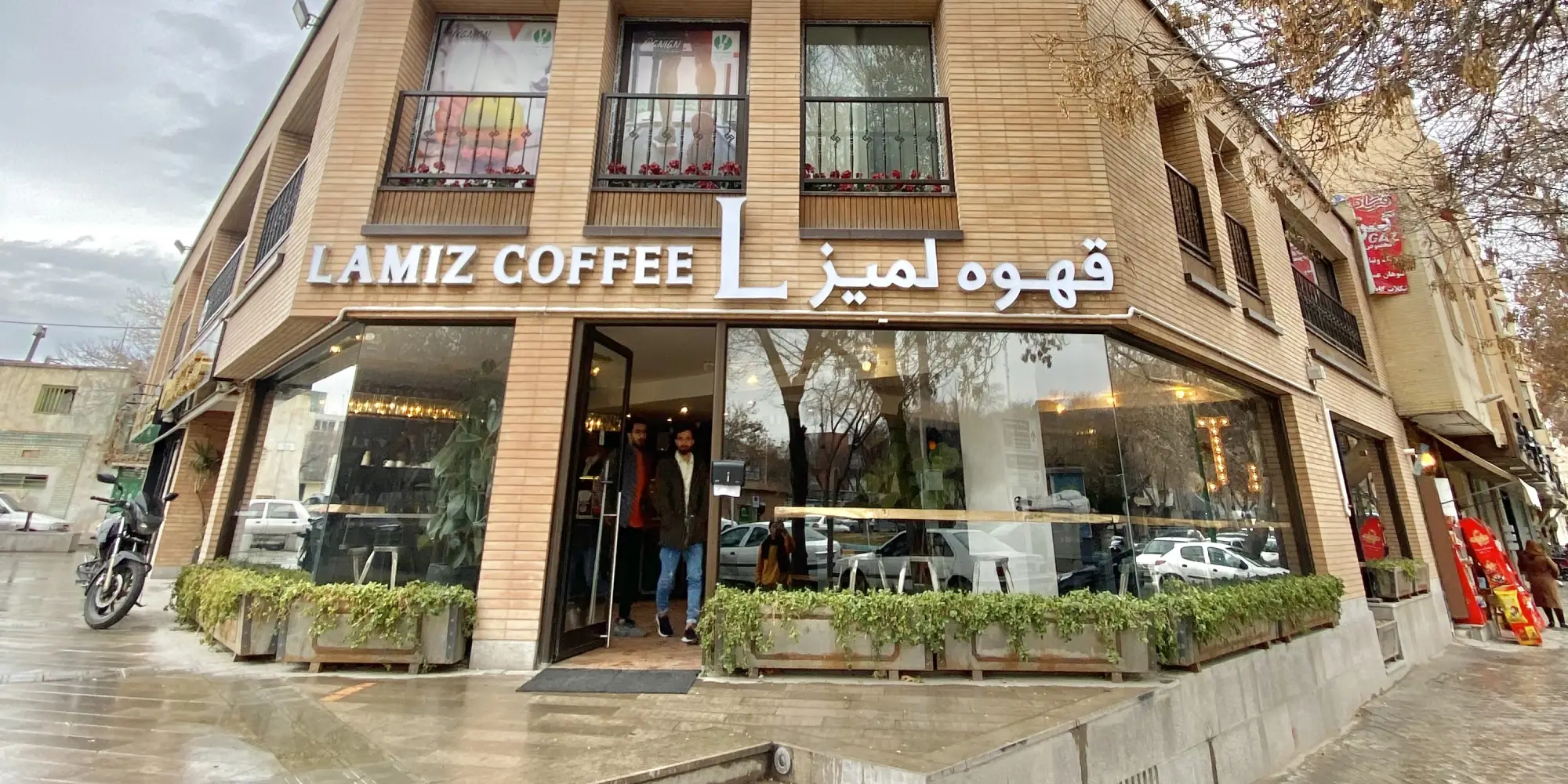 نمای بیرون شعبه اصفهان